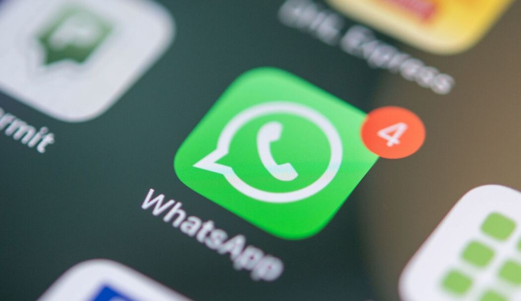 Das WhatsApp-Logo auf einem Smartphone