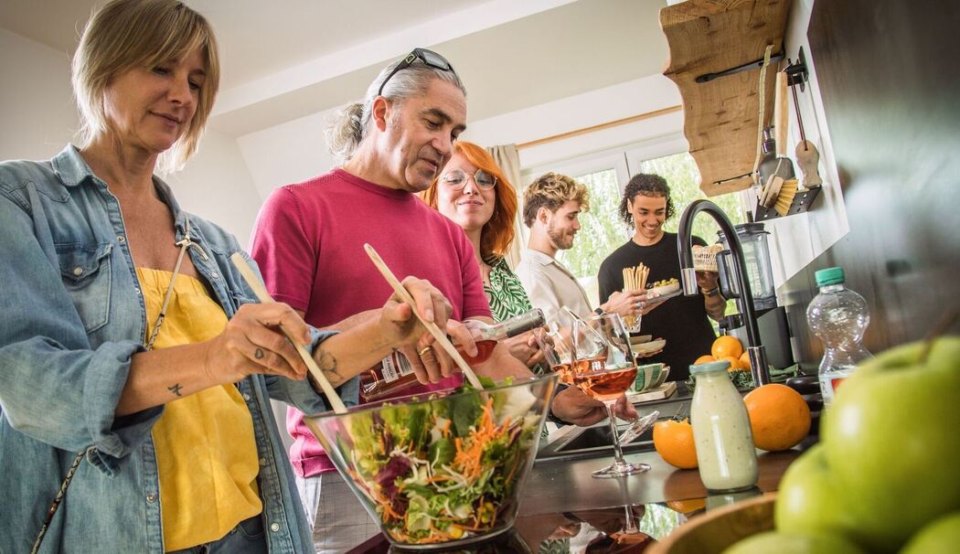 Eine Familie kocht gemeinsam