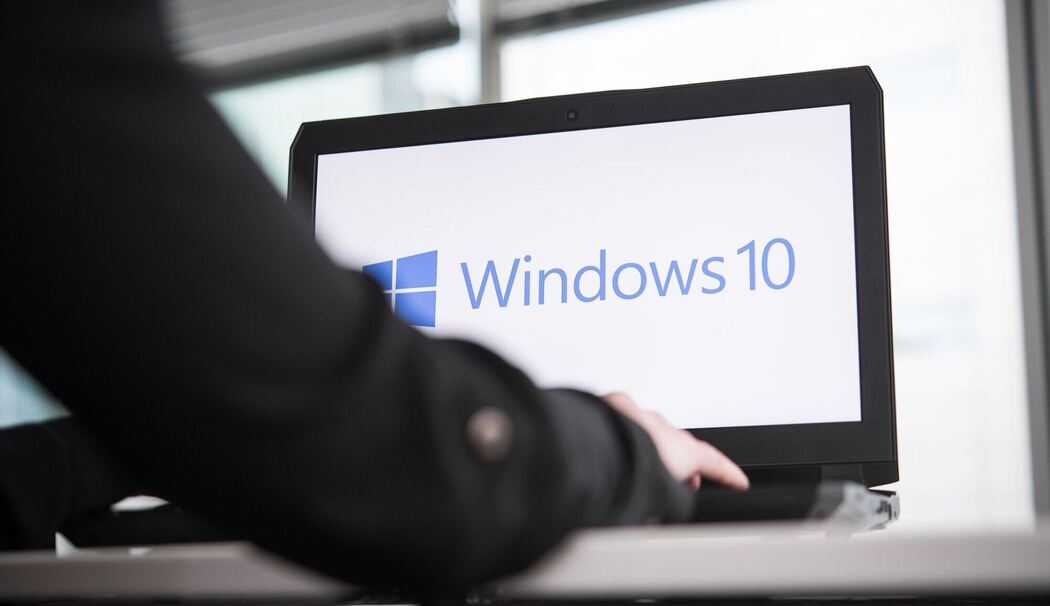 Person an einem Notebook mit Windows 10