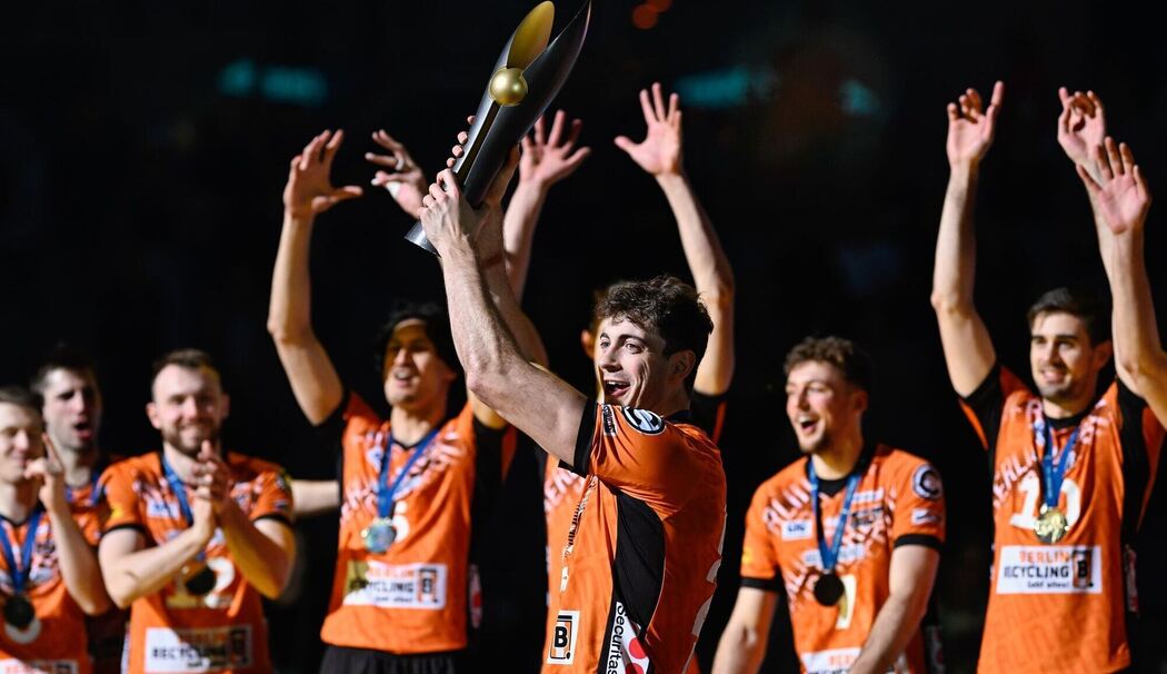 Tobias Krick mit dem Siegerpokal
