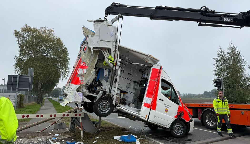 Regionalzug kollidiert mit Krankenwagen – Patientin stirbt