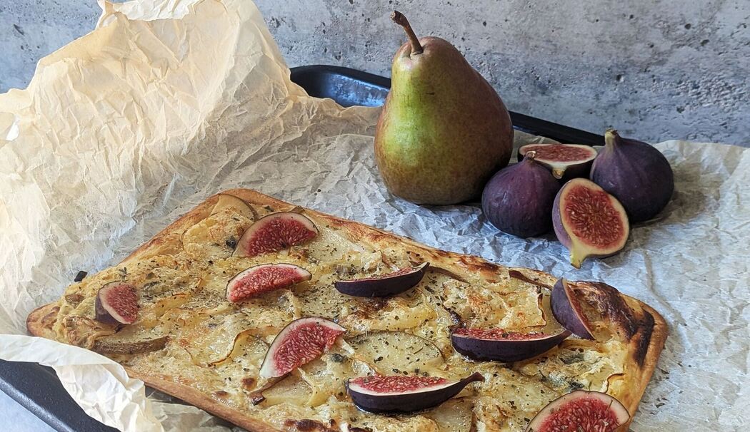 Flammkuchen mit Senfcreme, Birne und Gorgonzola