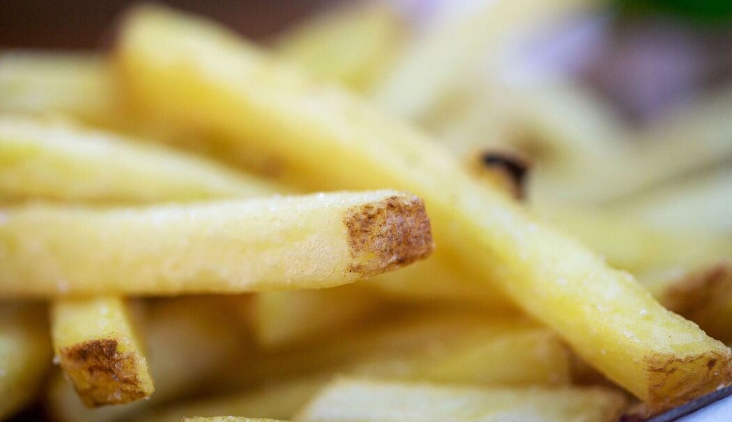 Pommes frites liegen auf einem Teller
