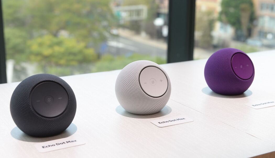 Mehrere Echo Dot Max von Amazon bei der Produktvorstellung