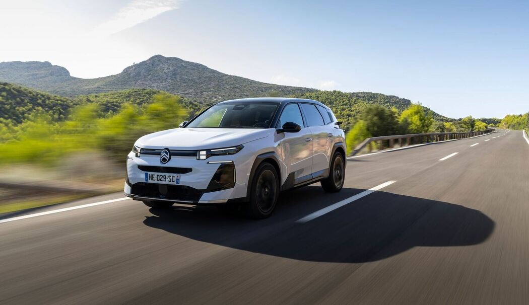 Citroën C5 Aircross fährt auf der Straße