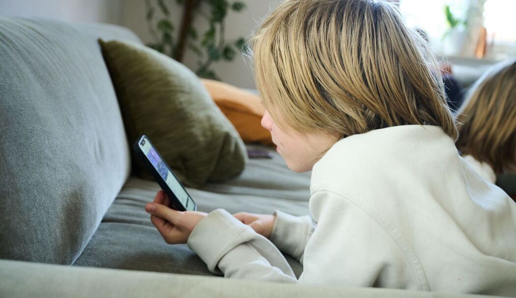 Symbolbild - Smartphone-Nutzung bei Kindern