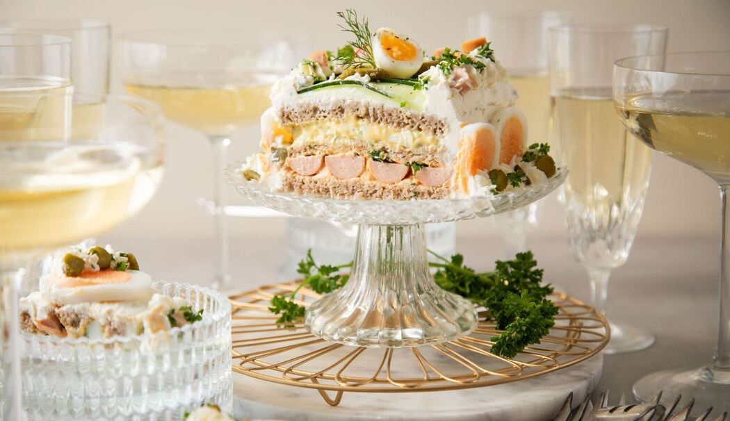 Brottorte mit Eiersalat, Wiener Würstchen und Obazda-Füllung