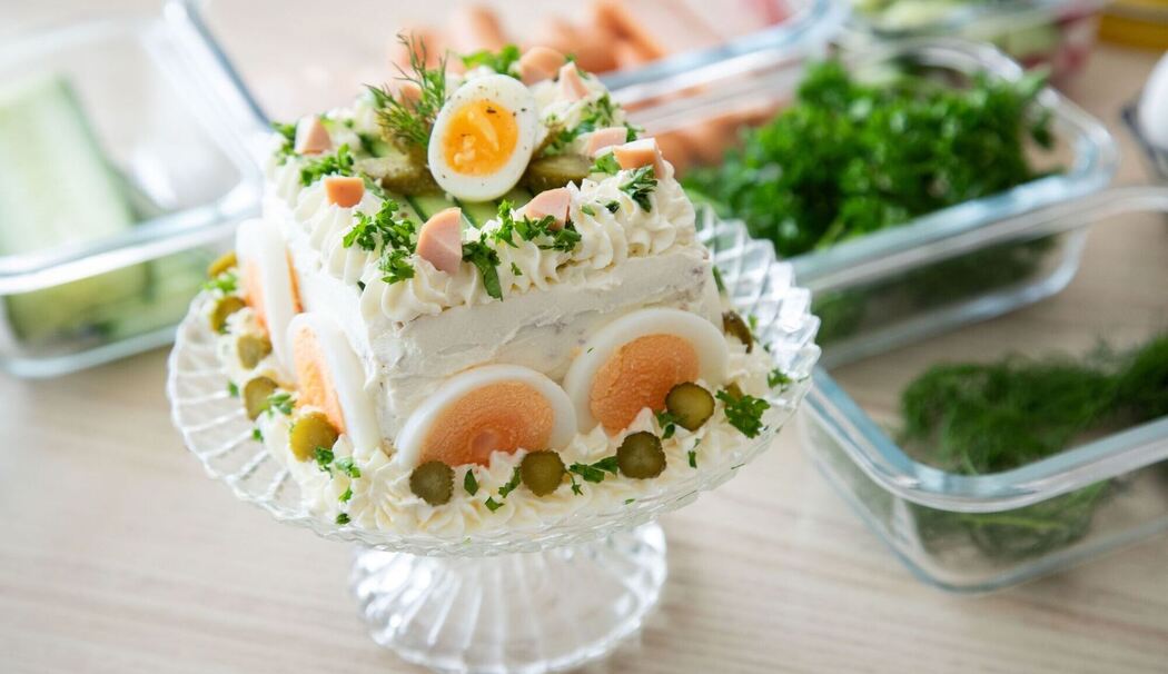 Brottorte mit Frischkäse, Würstchen, Cornichons und Ei