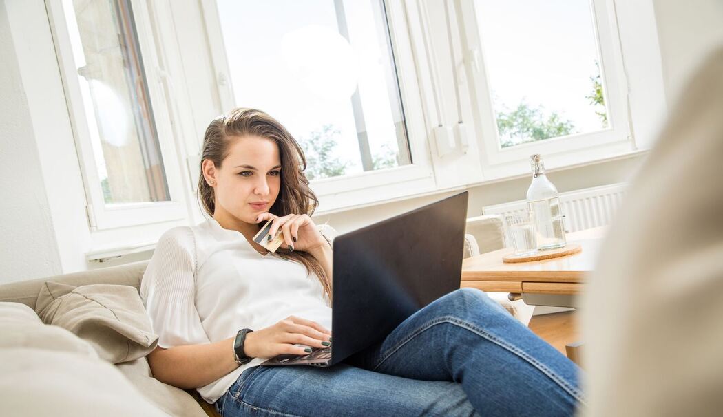 Eine Frau beim Online-Shopping
