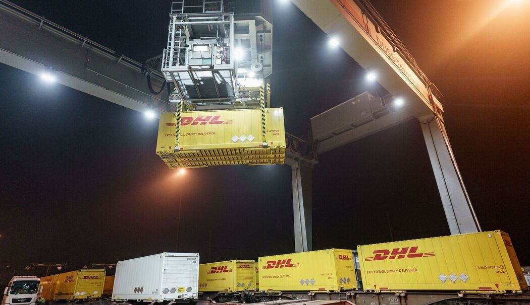 Container von Deutsche Post DHL werden verladen