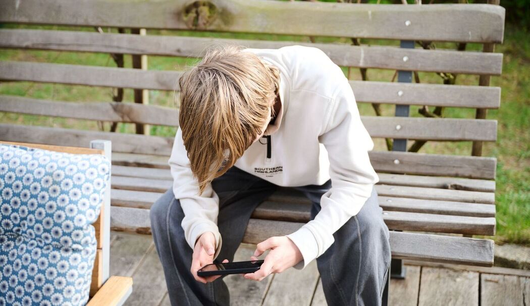 Ein Jugendlicher nutzt ein Smartphone