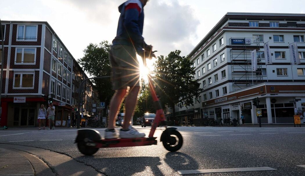 Ein Mann fährt E-Scooter