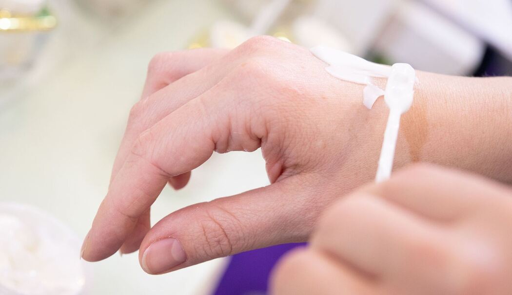 Ein Frau testet eine Handcreme