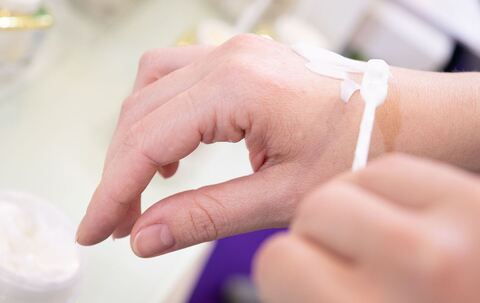 Ein Frau testet eine Handcreme