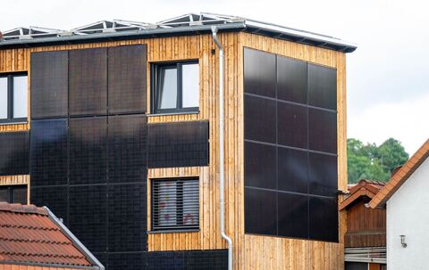 Eine Hauswand ist mit Solarpanels verkleidet