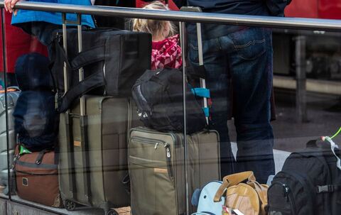 Reisende an einem Bahnsteig