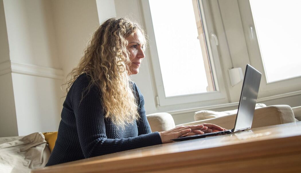 Eine Frau nutzt einen Laptop