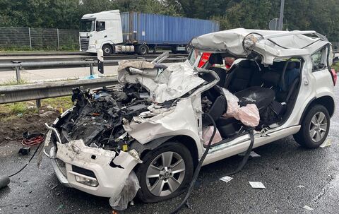 Mann prallt mit Auto gegen Lastwagen