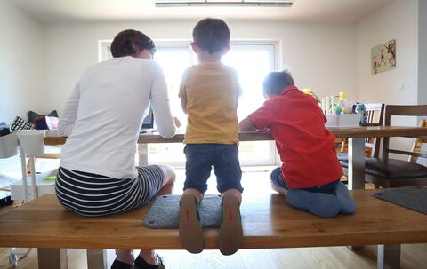 Mutter spricht mit ihren Söhnen am Esstisch