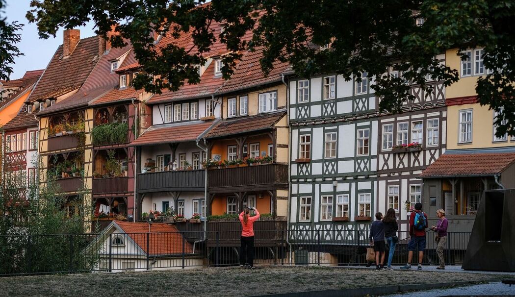 Touristen betrachten die Krämerbrücke in Erfurt