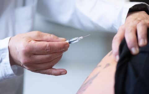 Eine Ärztin hält eine Fertigspritze mit einem Impfstoff