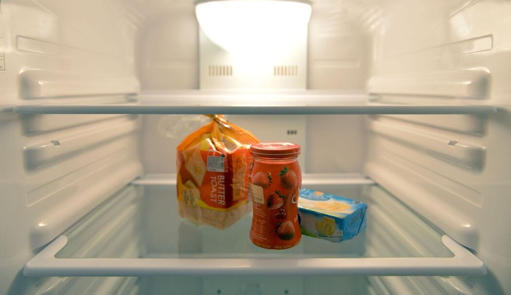 Konfitüre, Toastbrot und Butter stehen in einem Kühlschrank