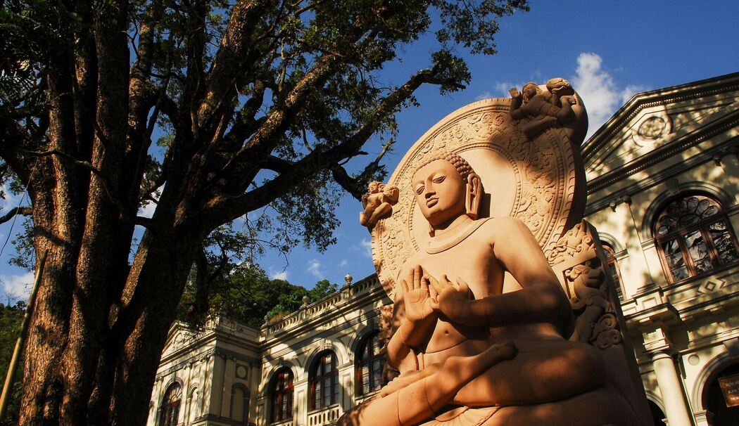 Eine Buddha-Statue in Kandy in Sri Lanka