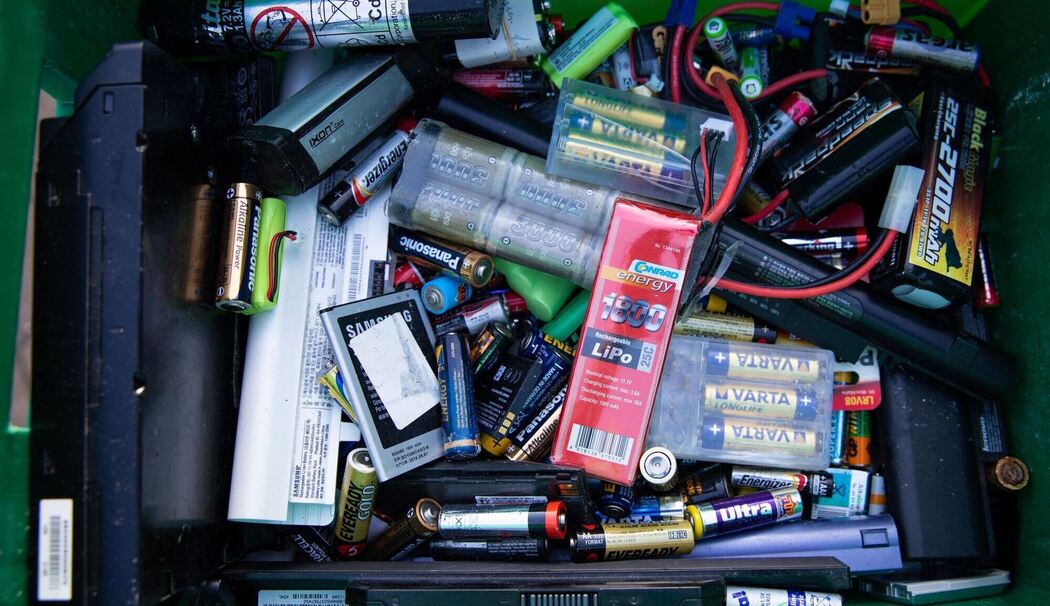 Batterien in Mülltonnen