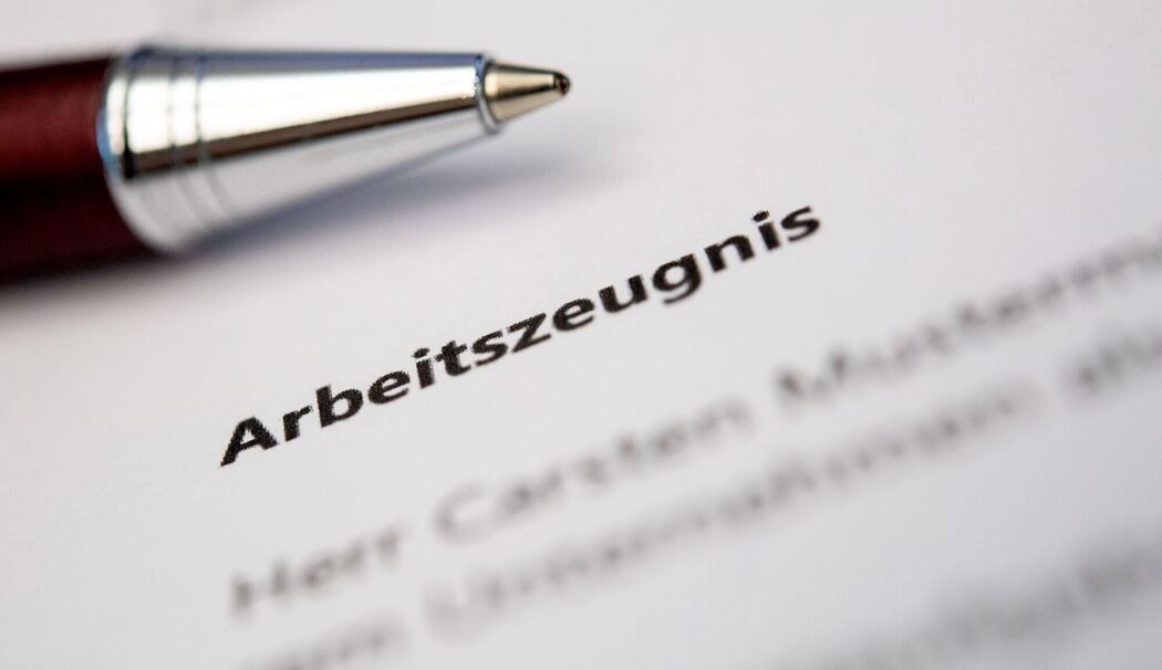 Ein Stift liegt auf einem Arbeitszeugnis