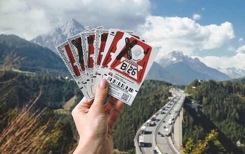 Vignetten in Oesterreich vor einer Autobahn