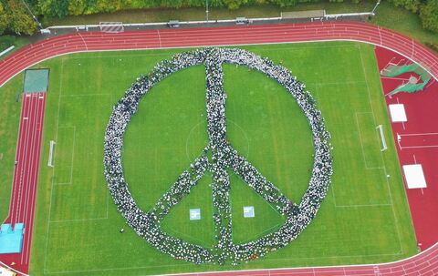 Peace-Zeichen aus rund 4.000 Menschen - Rekord