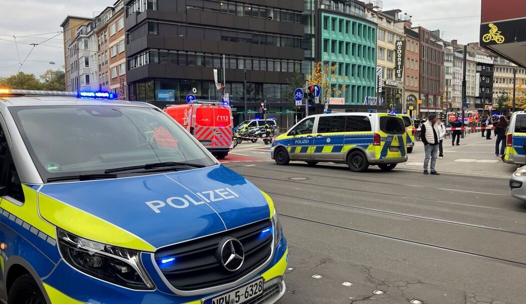 Polizei schießt auf belebter Einkaufstraße auf bewaffneten Mann