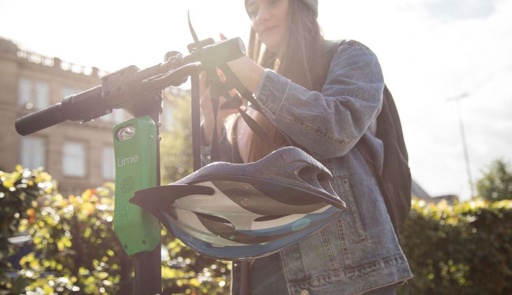 Eine Frau leiht sich einen E-Scooter aus