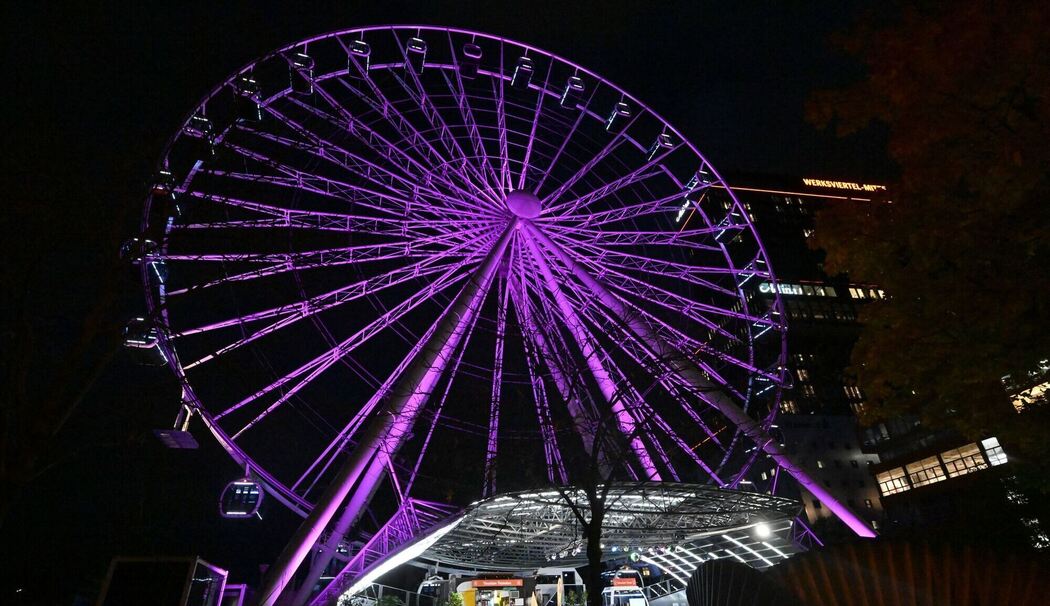 Beleuchtungsaktion in Pink zum Weltmädchentag