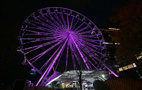 Beleuchtungsaktion in Pink zum Weltmädchentag