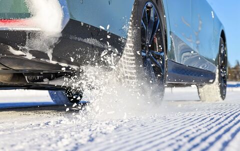 Auto fährt beim Winterreifentest der GTÜ durch Schnee