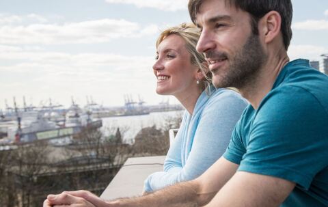 Ein Paar steht auf einer Dachterasse