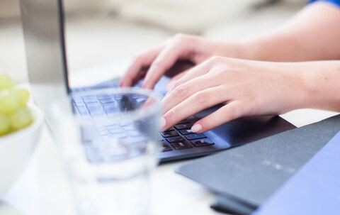 Frau arbeitet an einem Laptop