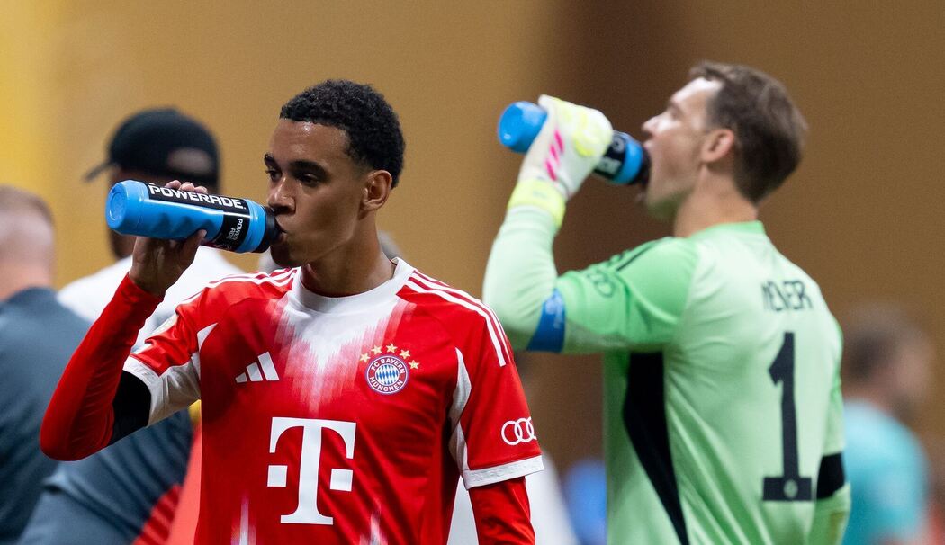 Jamal Musiala (l) und Manuel Neuer