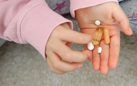 Tabletten liegen in Kinderhand
