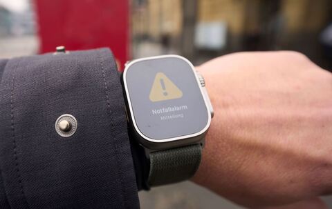 Ein Warnhinweis auf dem Display einer Smartwatch