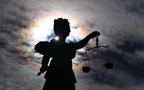 Justitia im Gegenlicht in Frankfurt am Main