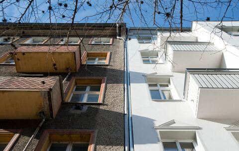 Zwei Hausfassaden in unterschiedlichen Sanierungszuständen