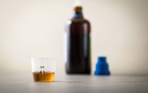 Hustensaft auf einem Tisch