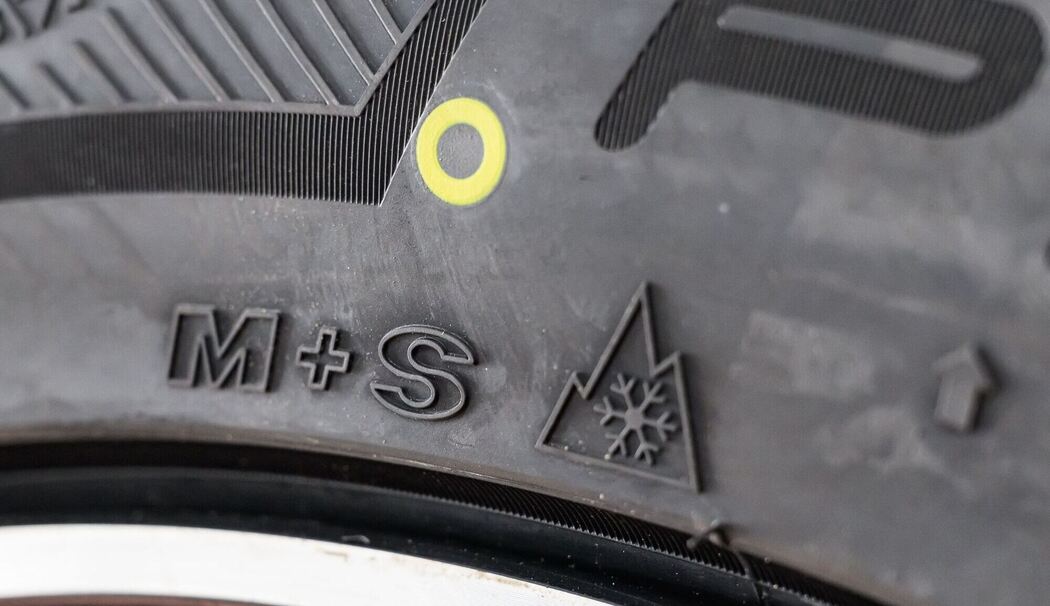 Die Buchstaben M+S an einem Winterreifen Die Buchstaben M+S an einem Winterreifen