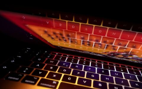 Tastatur eines Laptops spiegelt sich auf dem Display