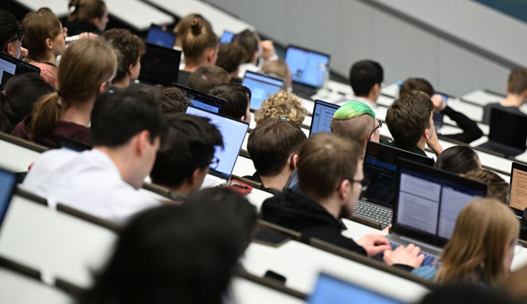 Studenten sitzen in einem Hörsaal Studenten sitzen in einem Hörsaal