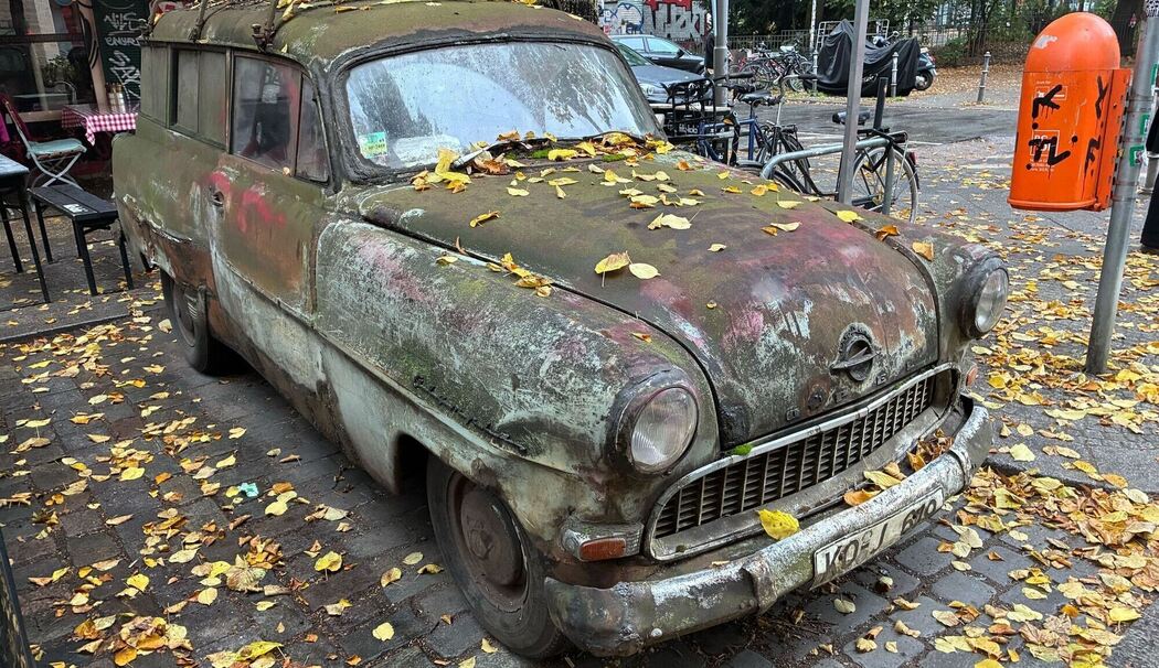 Ein alter Opel in Berlin