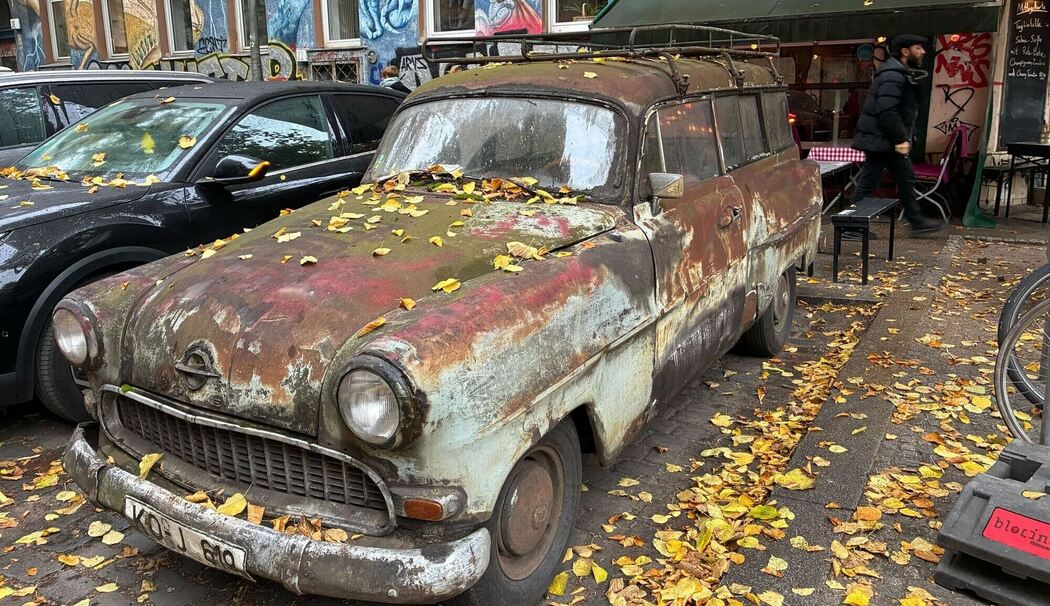 Ein alter Opel in Berlin