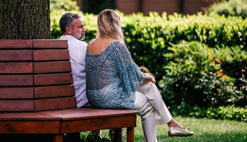 EIn Mann und eine Frau sitzen auf einer Bank EIn Mann und eine Frau sitzen auf einer Bank